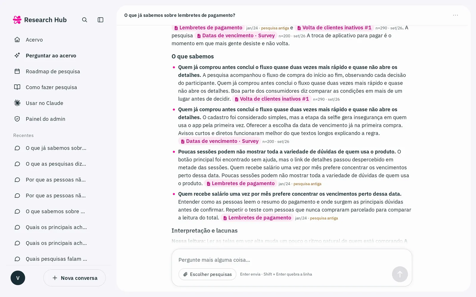 Uma resposta no desktop com citações de estudos em rosa no texto e uma seção para interpretação e lacunas.